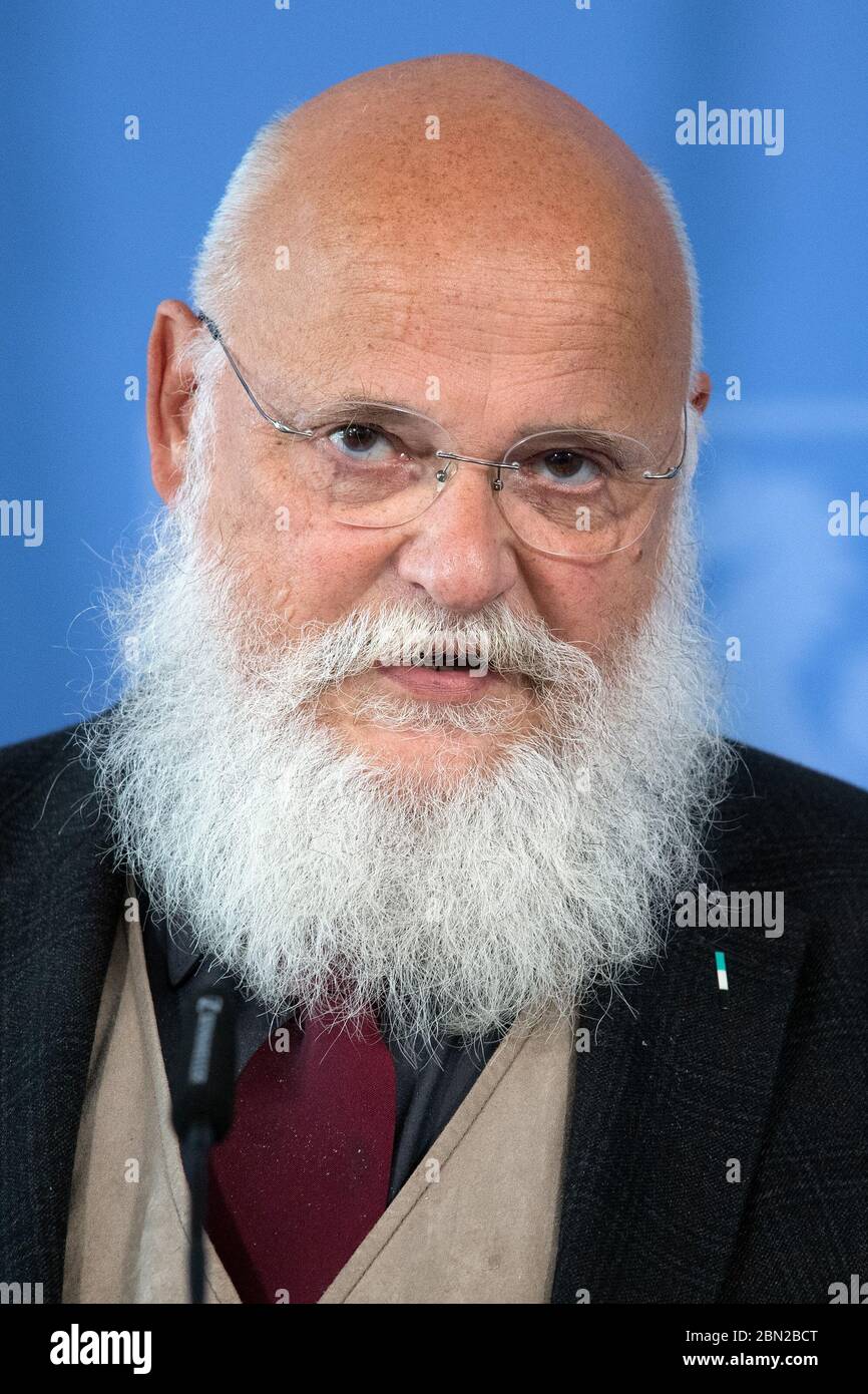 Düsseldorf, Allemagne. 12 mai 2020. Le professeur Marcus Baumann, Président de la Conférence des recteurs d'Etat des universités des sciences appliquées, prend la parole lors d'une conférence de presse. Le gouvernement de l'État fera rapport sur la situation actuelle et les mesures prises par le gouvernement de l'État dans le contexte de la pandémie de Corona. Credit: Federico Gambarini/dpa/Alay Live News Banque D'Images