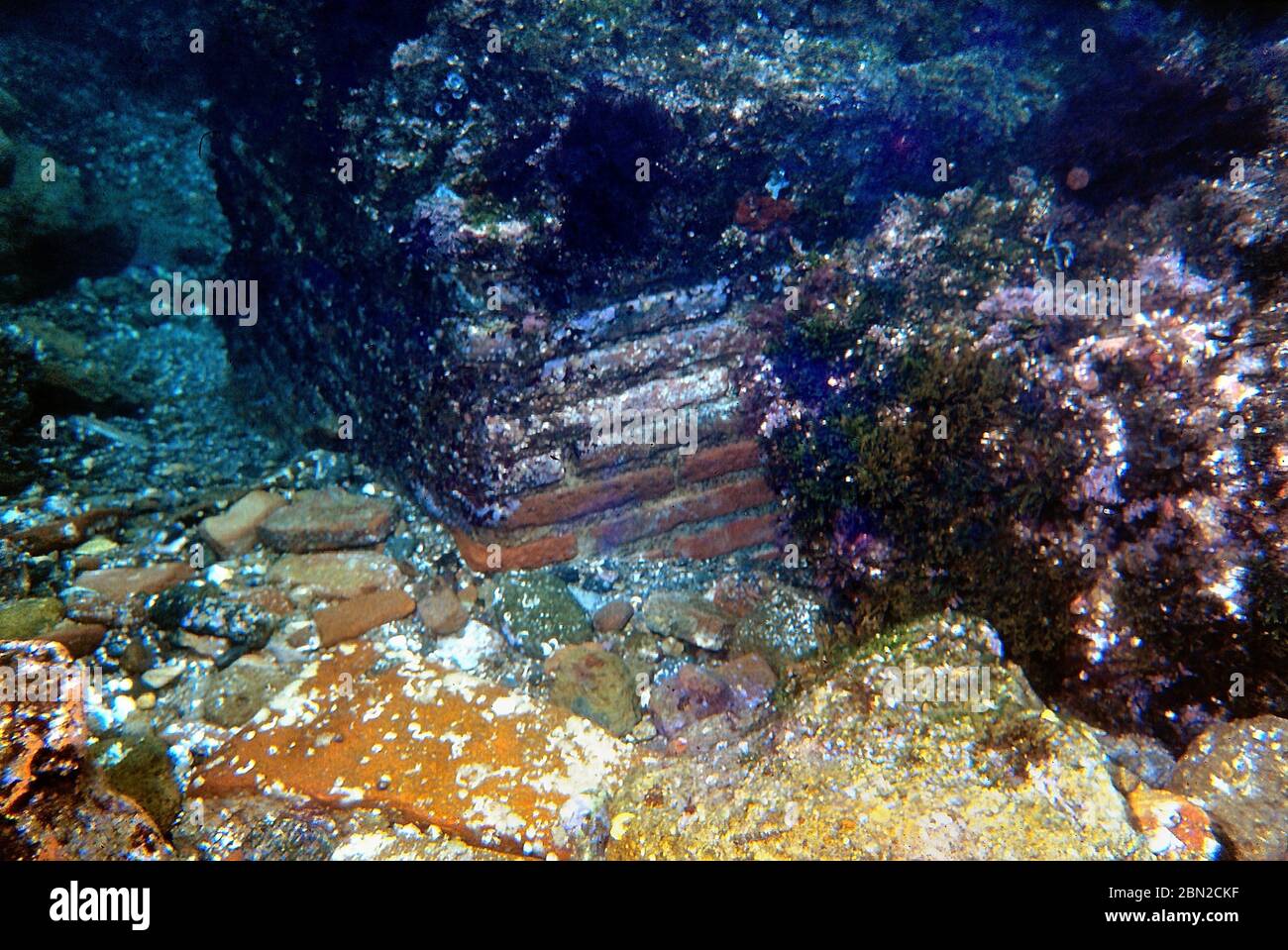 Campi Flegrei, Pozzuoli, printemps 1980, relevés sous-marins sur les ruines submergées du Portus Iulius. Le port a été construit en 37 av. J.-C. par Marco Vispanio Agrippa en tant que structure militaire et civile. Portus Iulius a été abandonné au 4ème siècle en raison de la diminution progressive de la ligne côtière causée par le bradyséisme. Le port romain a été redécouvert en 1956 grâce à des photos aériennes prises par le pilote militaire Raimondo Bucher. La région est encore à l'étude et à l'étude. Parois immergées dans Opus Latericium. Banque D'Images