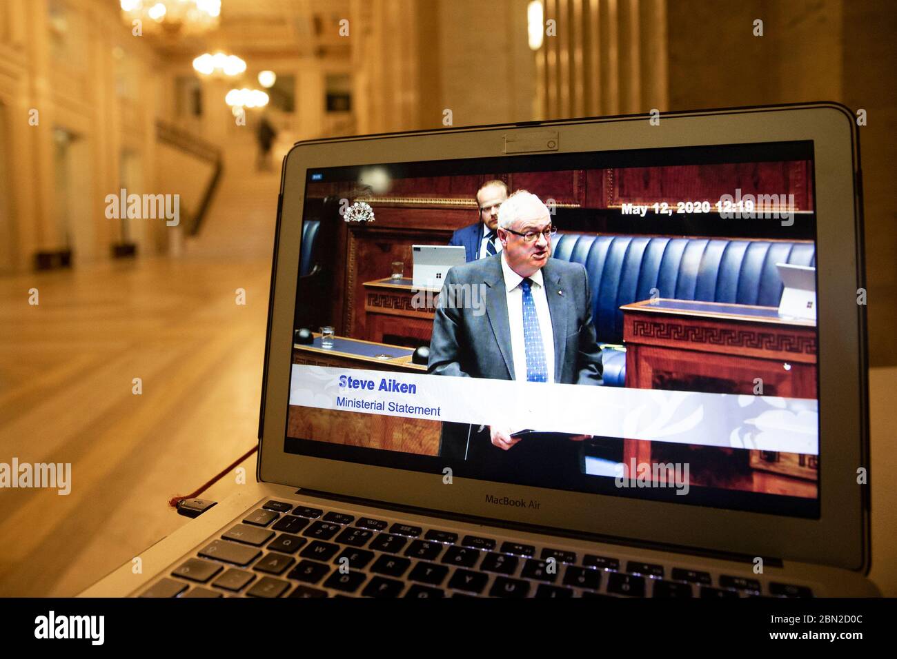 Un écran d'ordinateur montre Steve Aiken, chef du Parti unioniste de l'Ulster, comme le premier ministre Arlene Foster et la première ministre adjointe Michelle O'Neill, qui a fait une déclaration à l'Assemblée de l'Irlande du Nord à Stormont, l'approche de l'exécutif à l'égard de la prise de décisions concernant le coronavirus. Banque D'Images