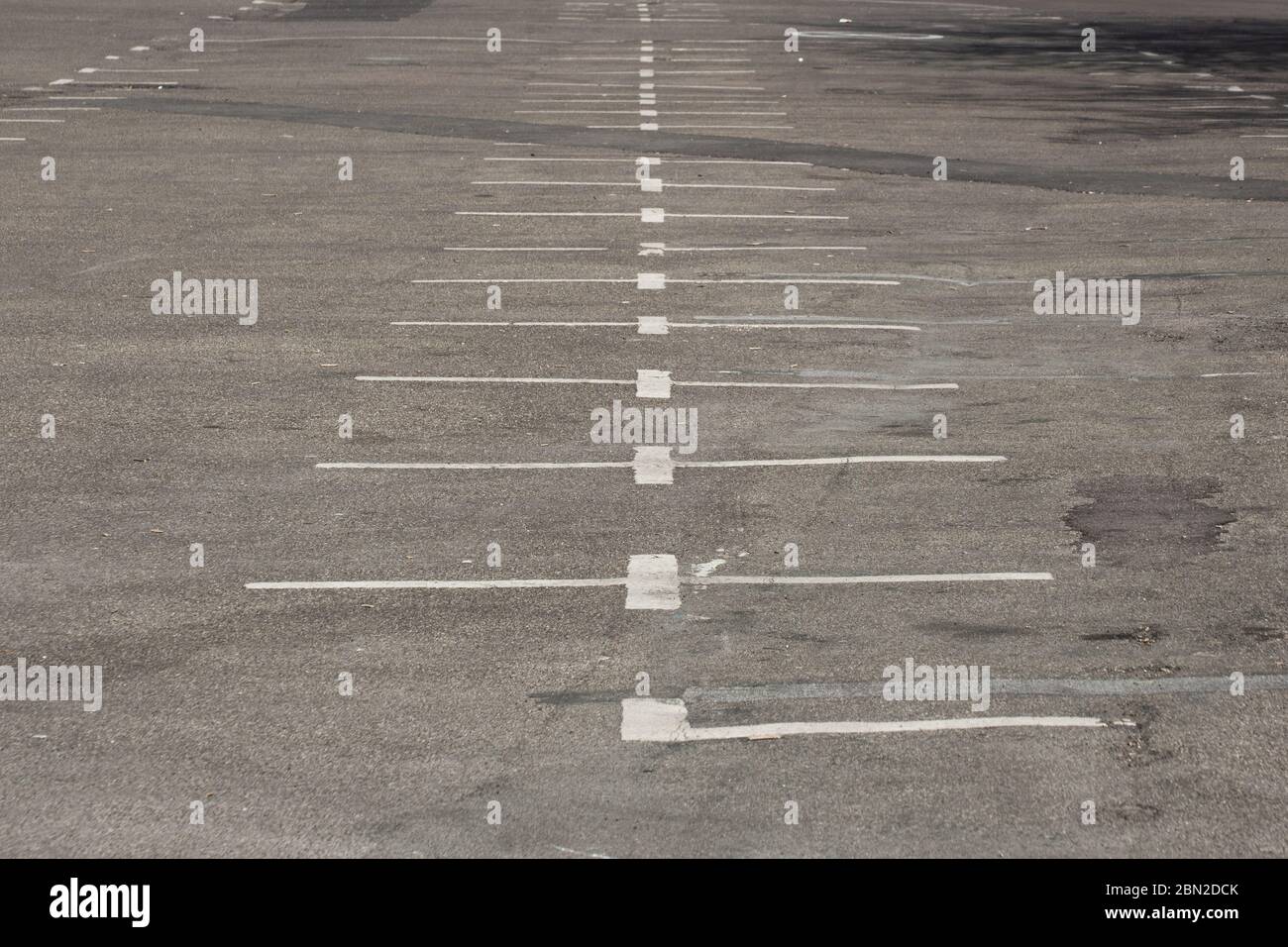 Vieux, sale et décoloration des marques blanches dans un parking vide Banque D'Images