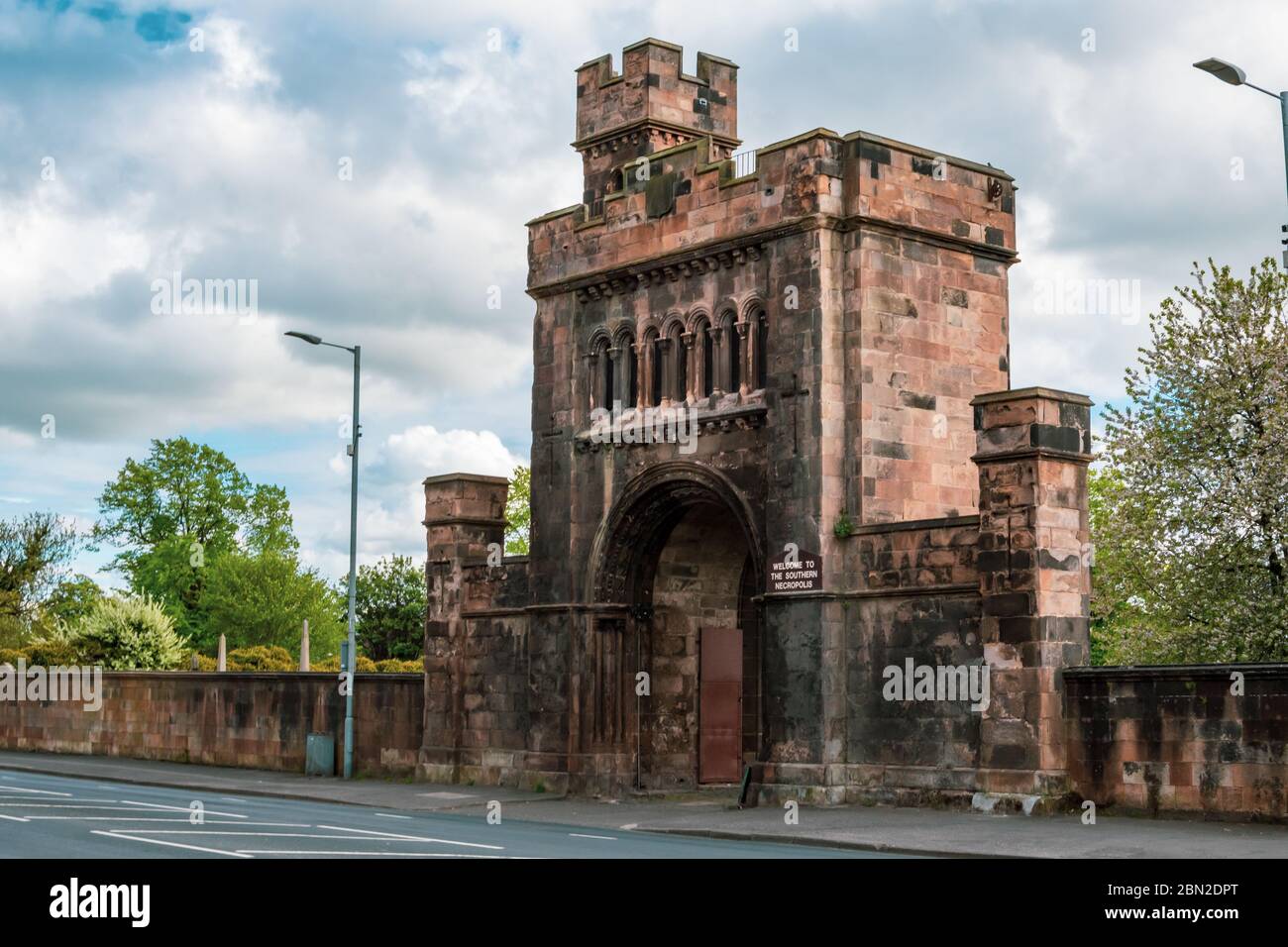 L'entrée de Gatehouse à la nécropole du Sud dans les Gorbals, Glasgow, Écosse. Ce vieux cimetière a ouvert ses portes en 1840. Banque D'Images