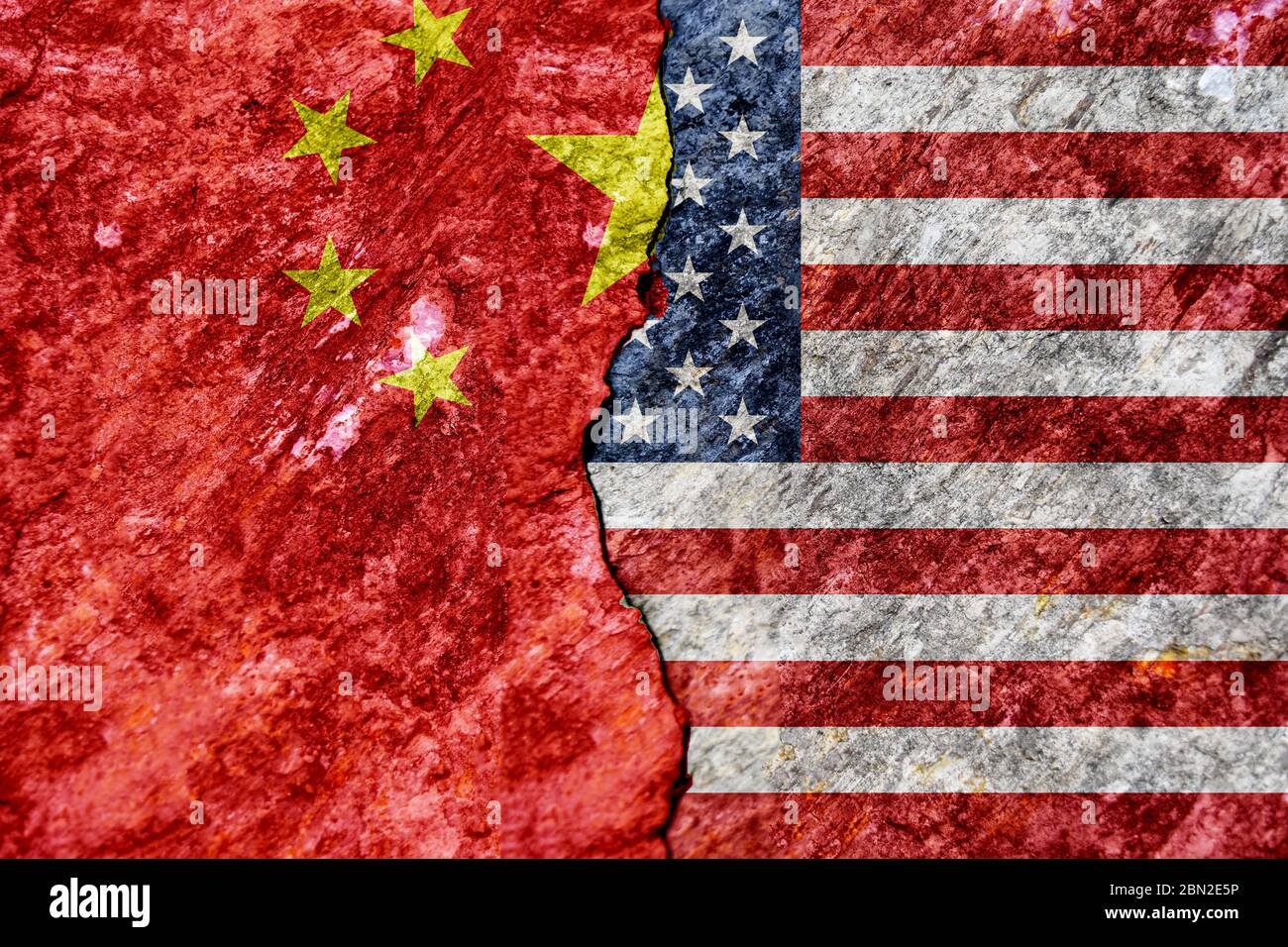 Drapeau des États-Unis et de la Chine sur fond de mur en béton fissuré. Conflits de concept de deux superpuissances. Banque D'Images