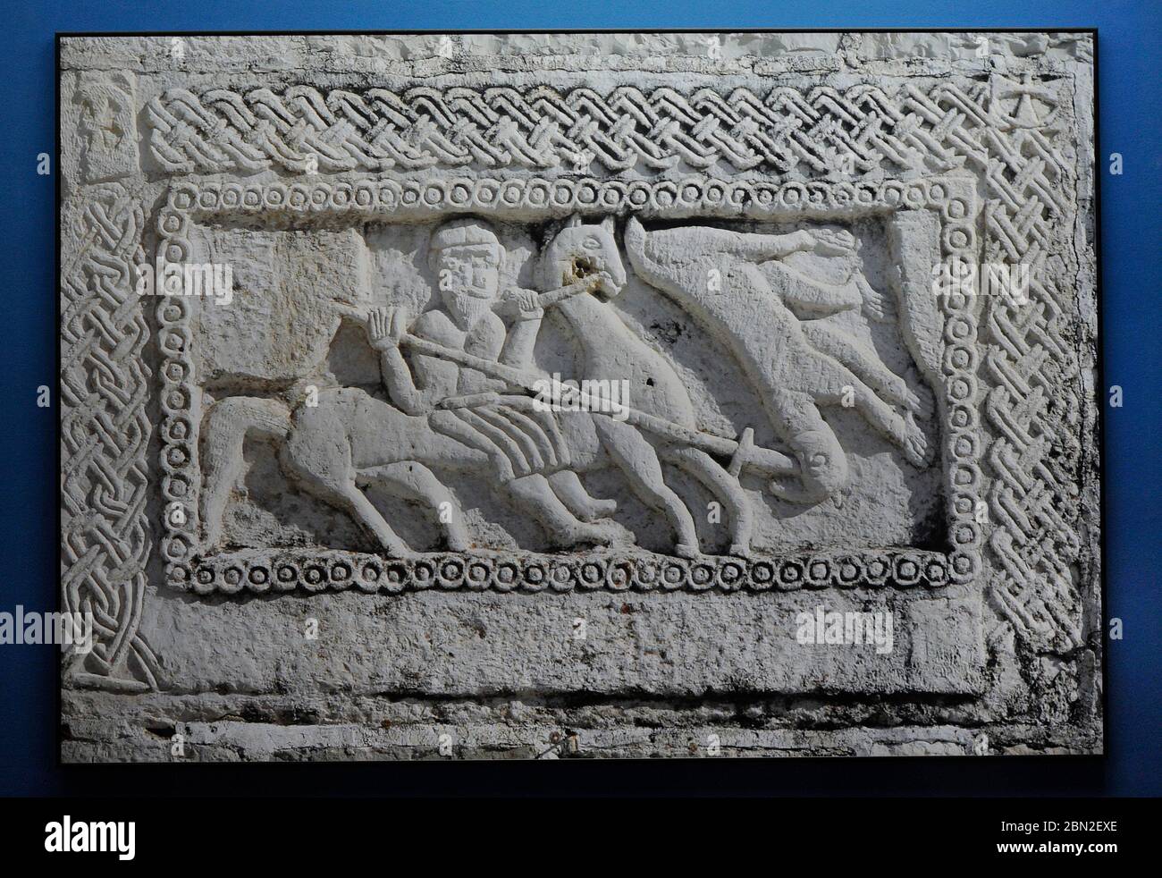 Relief sur l'église Sainte Marie à Zrnovnica. Représentation d'une scène mythologique slave ancienne, dieu Perun (cavalier) combattant le dieu Veles (ours). 8e siècle. Croatie. Musée des monuments archéologiques croates, Split, Croatie. Banque D'Images