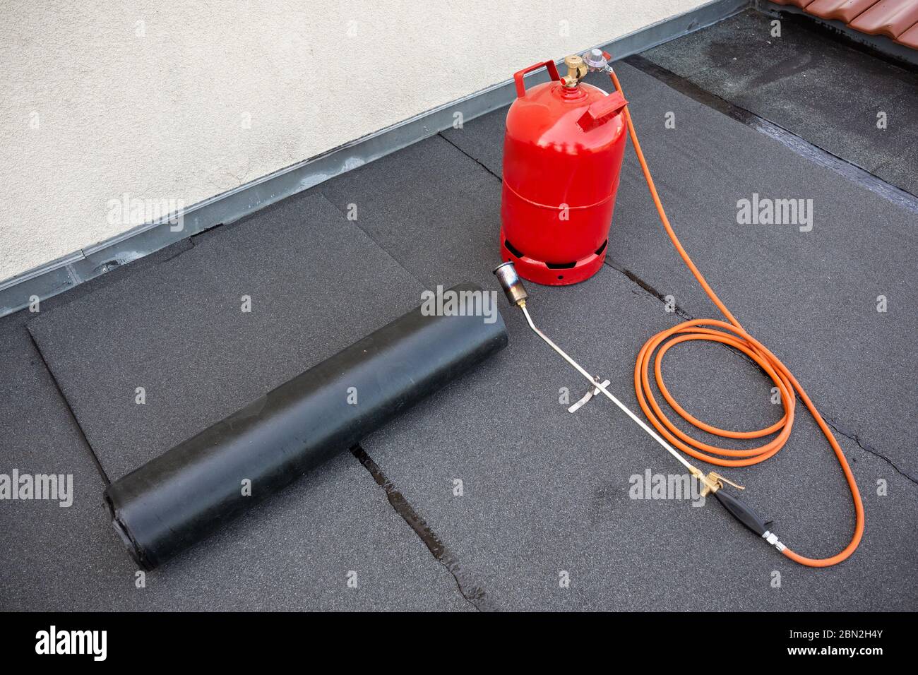 Chalumeau à gaz et bouteille pour feutre de toiture en bitume Photo Stock -  Alamy