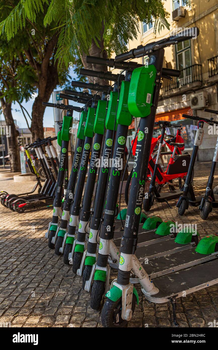 E-scooters à Lisbonne, des scooters électriques en libre-service pour louer  l'envahir les rues et les trottoirs avec plus de 90 hotspots dans Lisbonne,  Portugal Photo Stock - Alamy