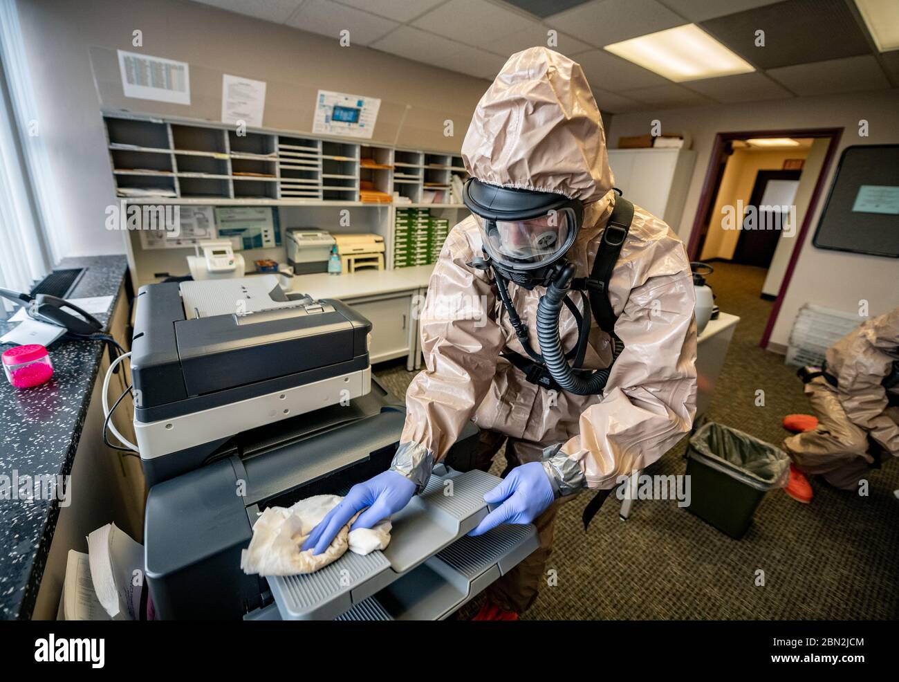 CHARLESTON, USA - 01 mai 2020 - membres du Groupe de travail de la Garde nationale de Virginie-Occidentale sur les masques chimiques, biologiques, radiologiques et nucléaires (CBRN) Banque D'Images