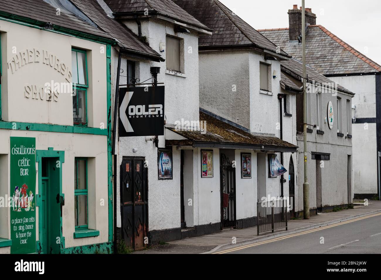 MERRYR TYDFIL, PAYS DE GALLES - 11 MAI 2020 - le pub de trois chaussures de cheval et la discothèque kooler s'assoient pendant le confinement de Covid19 pays de Galles. Banque D'Images