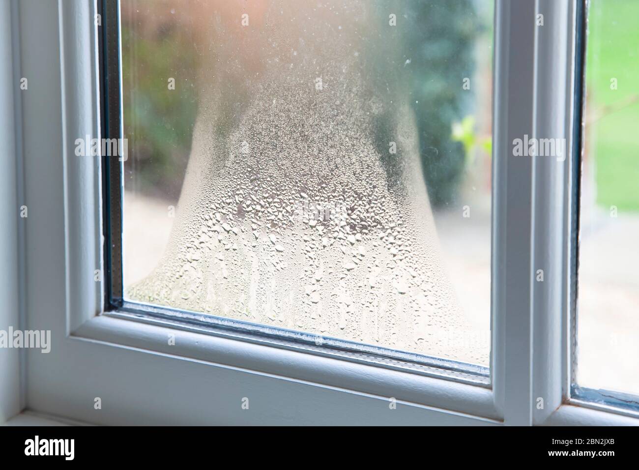 Gros plan de l'unité à double vitrage. Vitrage de fenêtre défectueux avec  condensation à l'intérieur, Royaume-Uni Photo Stock - Alamy