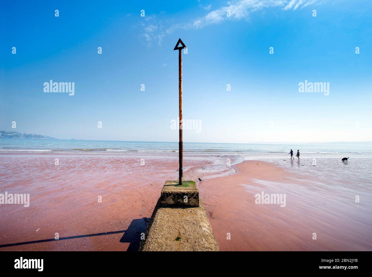 Un marqueur groyne sur la plage déserte de Paignton pendant le confinement du coronavirus, au Royaume-Uni Banque D'Images