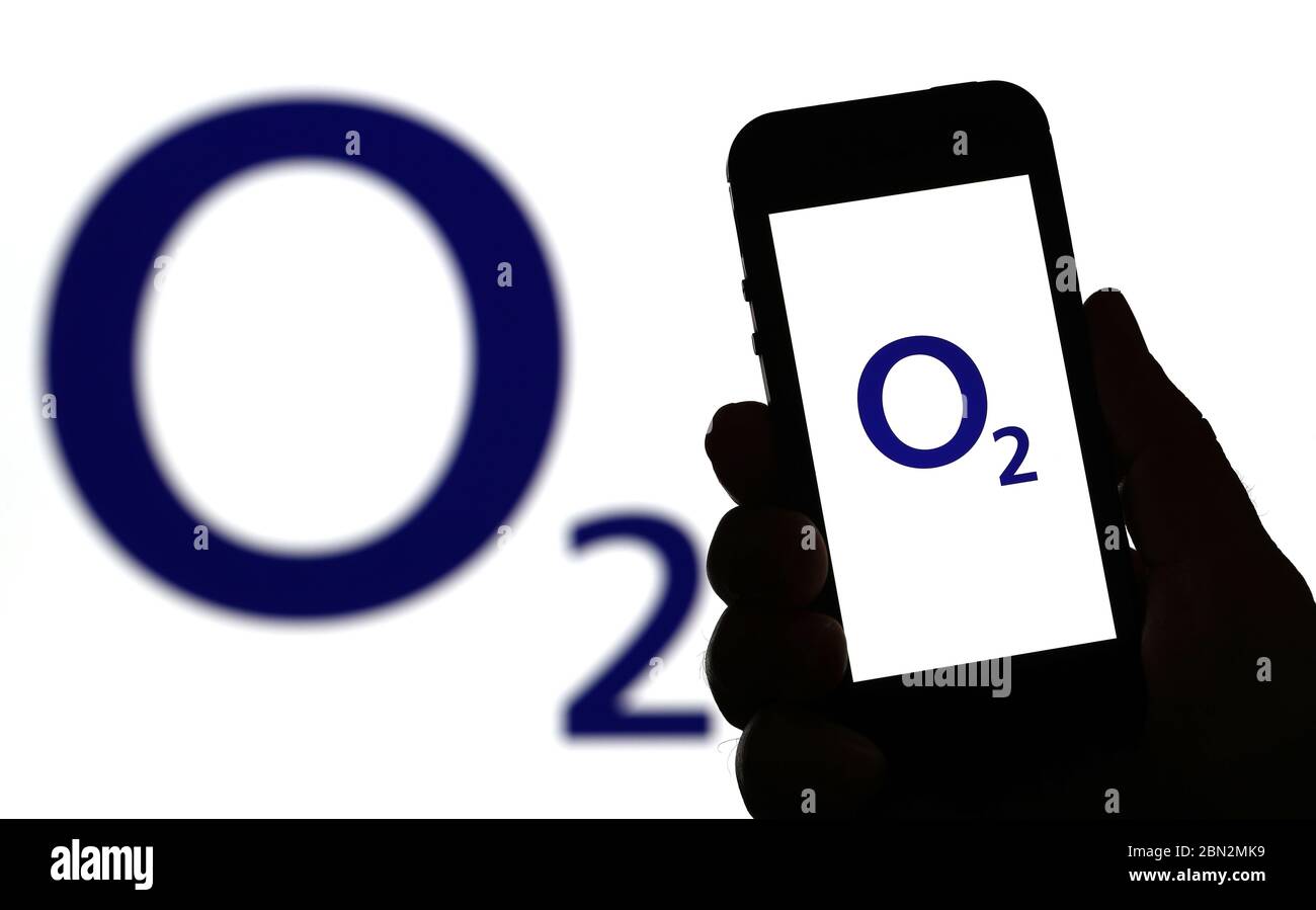 Logo O2 du réseau de téléphonie mobile sur un téléphone mobile (usage éditorial uniquement) Banque D'Images