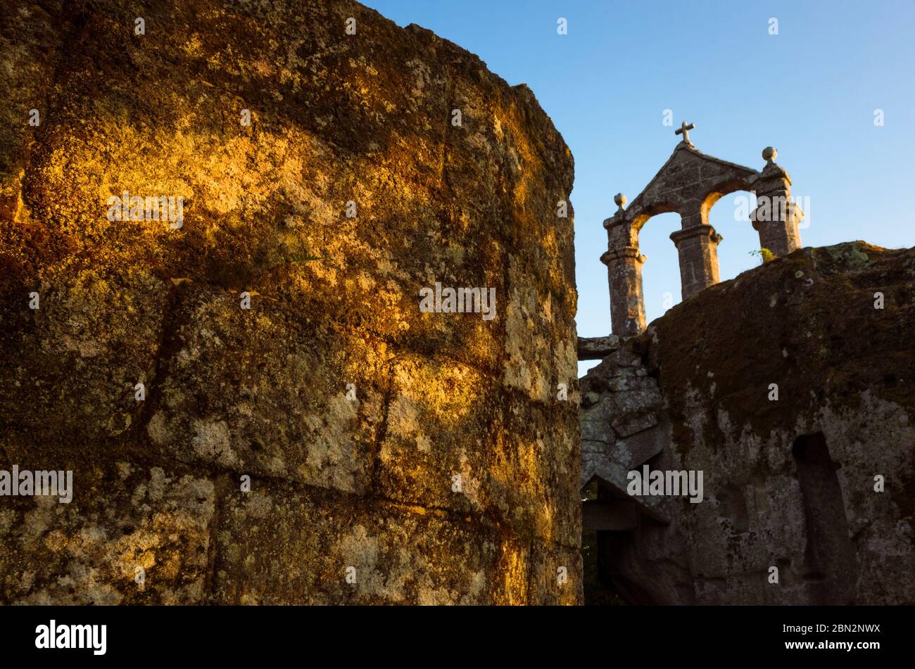 Esgos, Orense Galice, province : église de San Pedro de Rocas au coucher du soleil dans la région culturelle Ribeira Sacra. Construit au VI siècle c'est la Banque D'Images