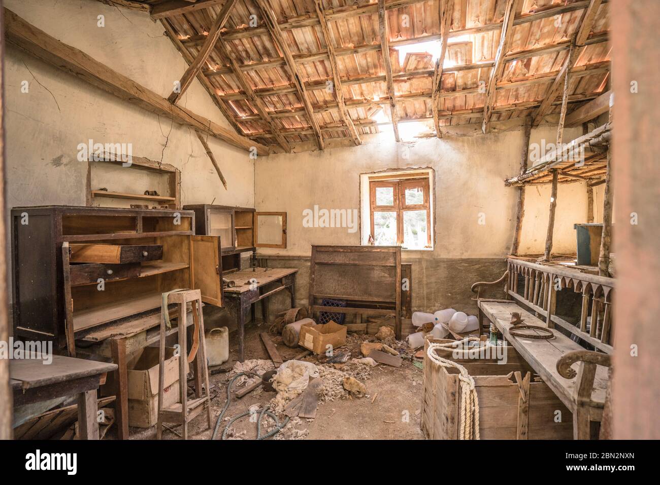 Maison sale abandonnée avec tuiles de toit cassées et poutres en bois à la Gomera, îles Canaries, Espagne. Intérieur ancien délabrée à perdu, isolé, créepy Banque D'Images