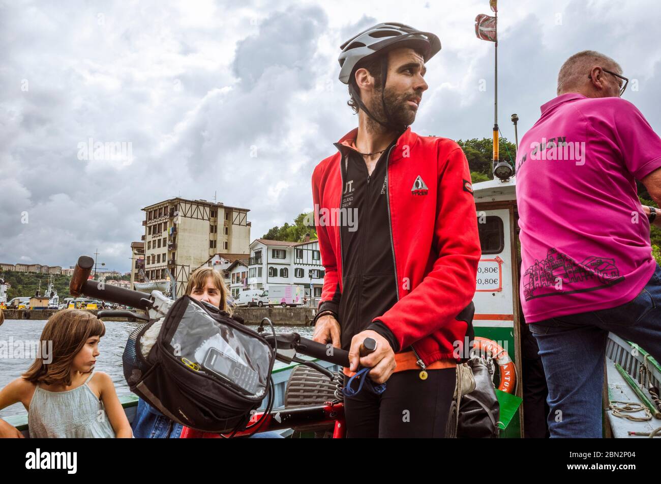 Pasajes, Gipuzkoa, pays Basque, Espagne - 17 juillet 2019 : passagers sur un petit ferry traversant l'estuaire d'Oyarzun. Banque D'Images