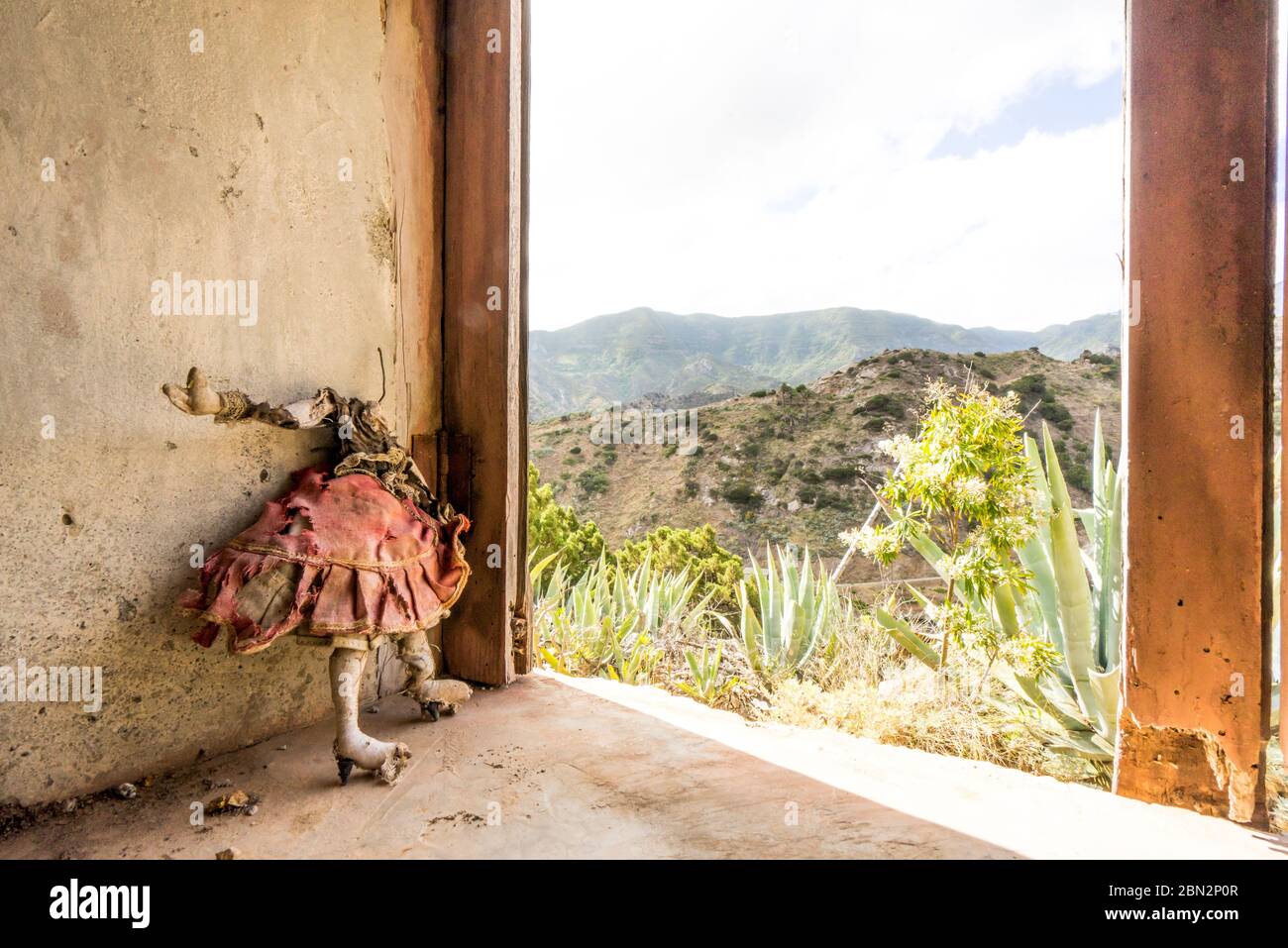 Vieille poupée sale et sans visage debout dans un cadre de fenêtre dans une maison abandonnée dans les montagnes de la Gomera, îles Canaries. Maudit, cassé et mal g Banque D'Images