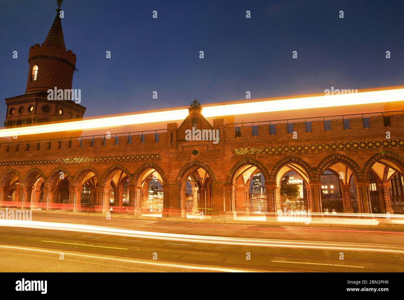 Nächtliche Langzeitbelichtung der Oberbaumbrücke à Berlin / U-Bahn Banque D'Images