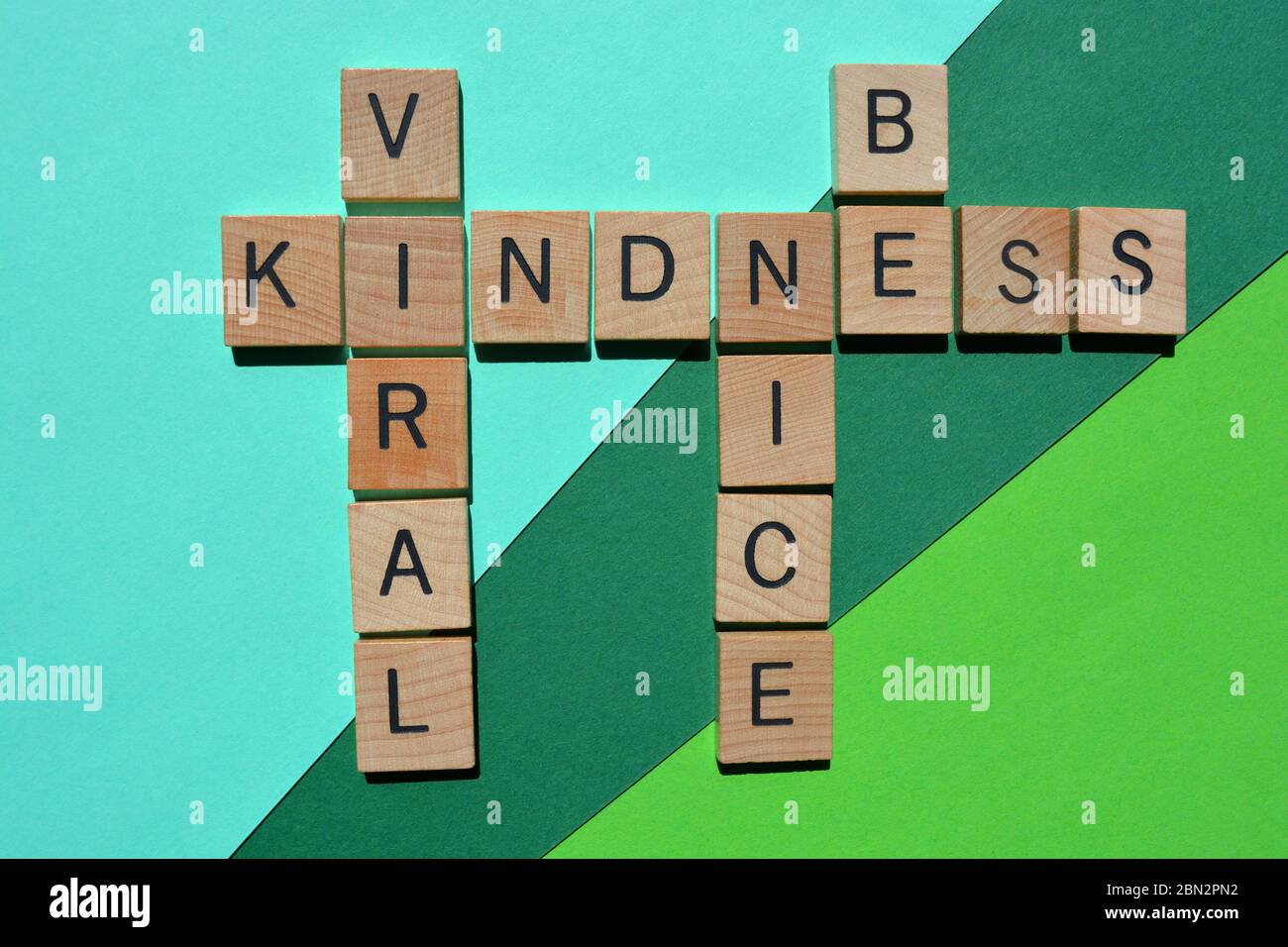 La bonté virale, être gentil, mot-croisé sur vert avec espace de copie Banque D'Images
