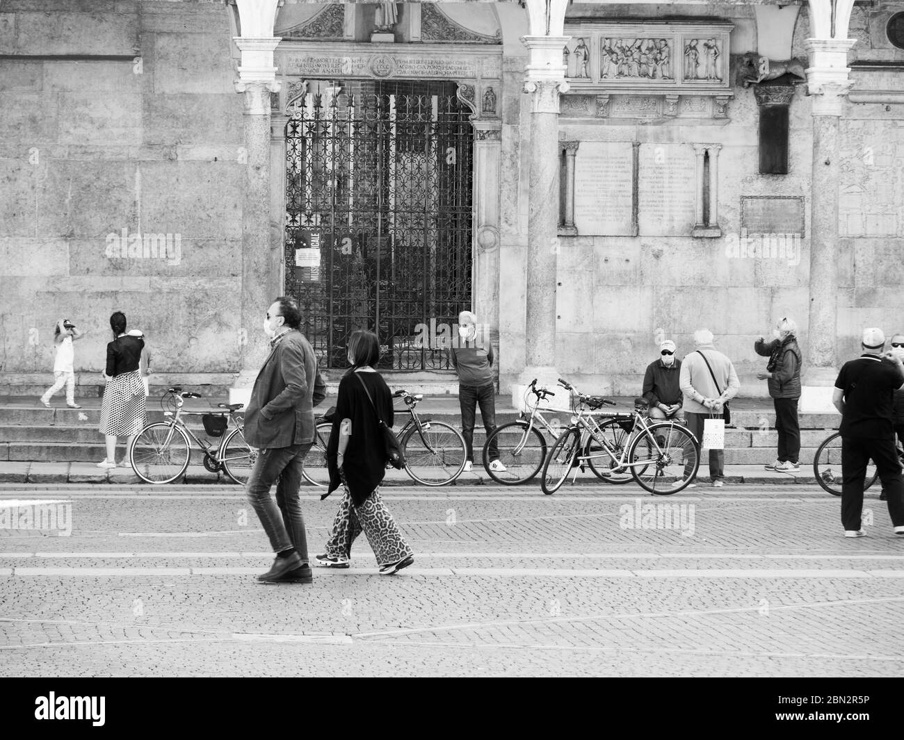 Cremona, Lombardie Italie, 11 mai 2020 - les gens se rencontrent sur la place centrale du duomo du centre pour se réunir pour la première fois et le premier dimanche après c Banque D'Images