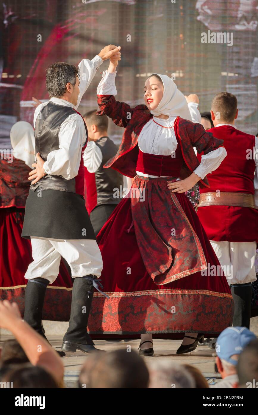 Cavalcata Sassari, vue d'un couple vêtu d'un costume traditionnel qui présente une danse folklorique pendant le festival Cavalcata Sarda à Sassari, en Sardaigne. Banque D'Images