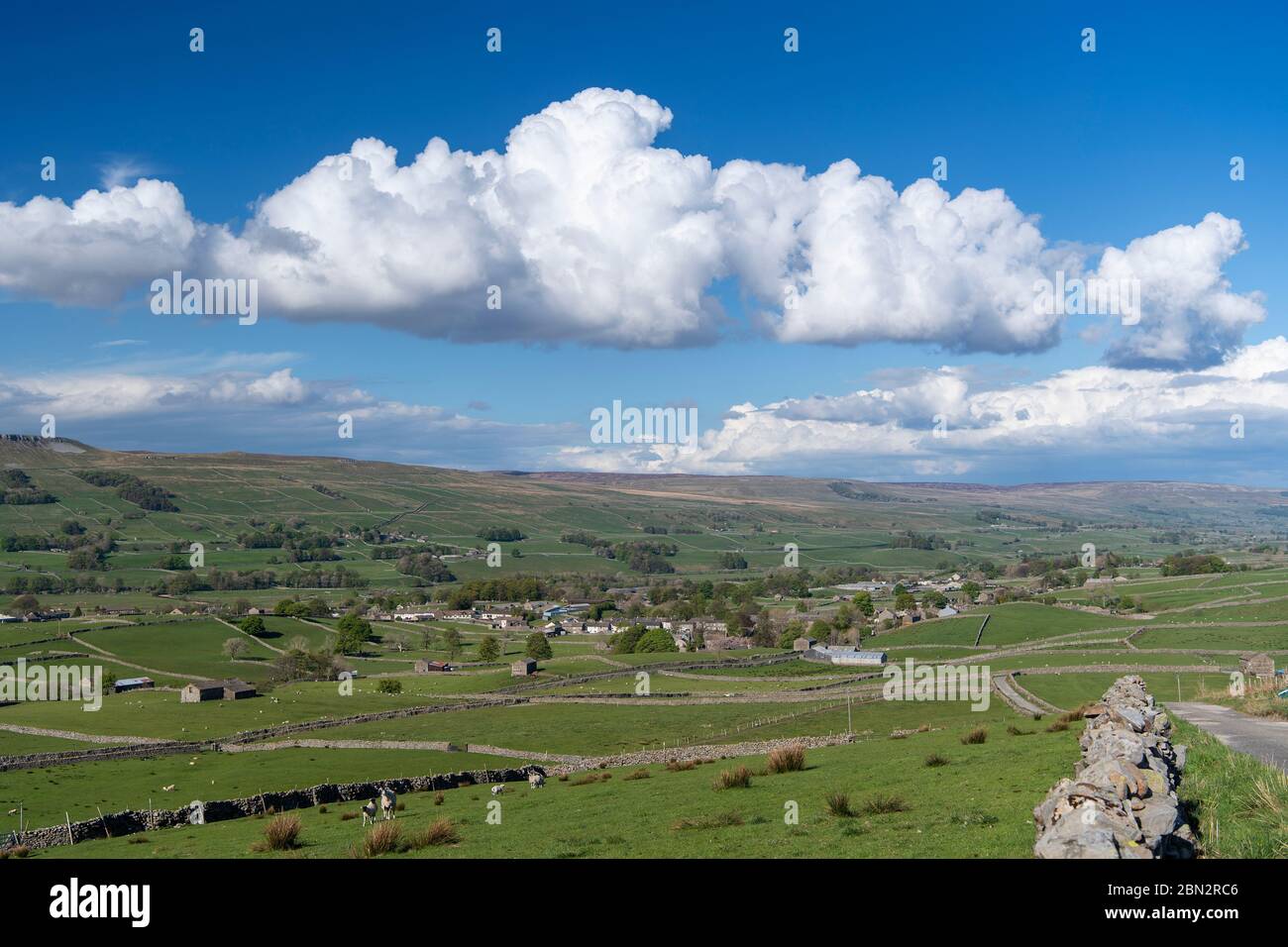 Vue depuis le sentier Pennine Way en descendant dans Hawes depuis Gaudy Lane, en regardant vers Wensleydale. Banque D'Images