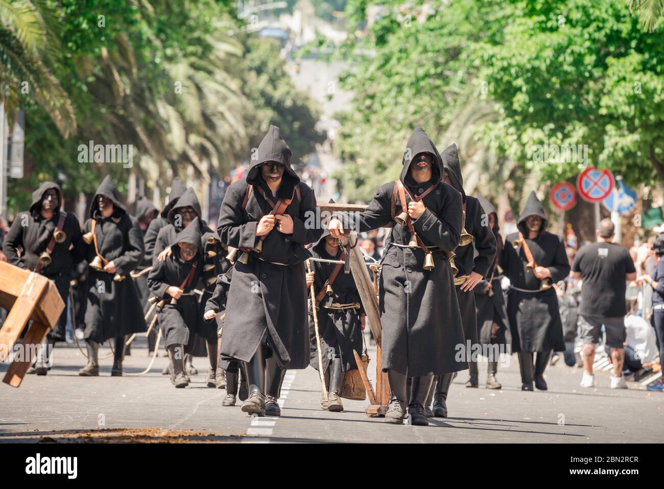 Fête de la Sardaigne, procession des Thurpos ou des 'aveugles' à capuchon lors du grand défilé du festival de Cavalcata Sarda à Sassari, Sardaigne. Banque D'Images