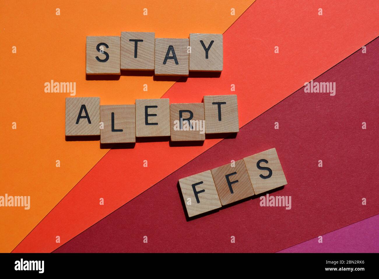 Restez alerte, FFS, mots et acronymes en lettres alphabet bois sur fond rouge Banque D'Images
