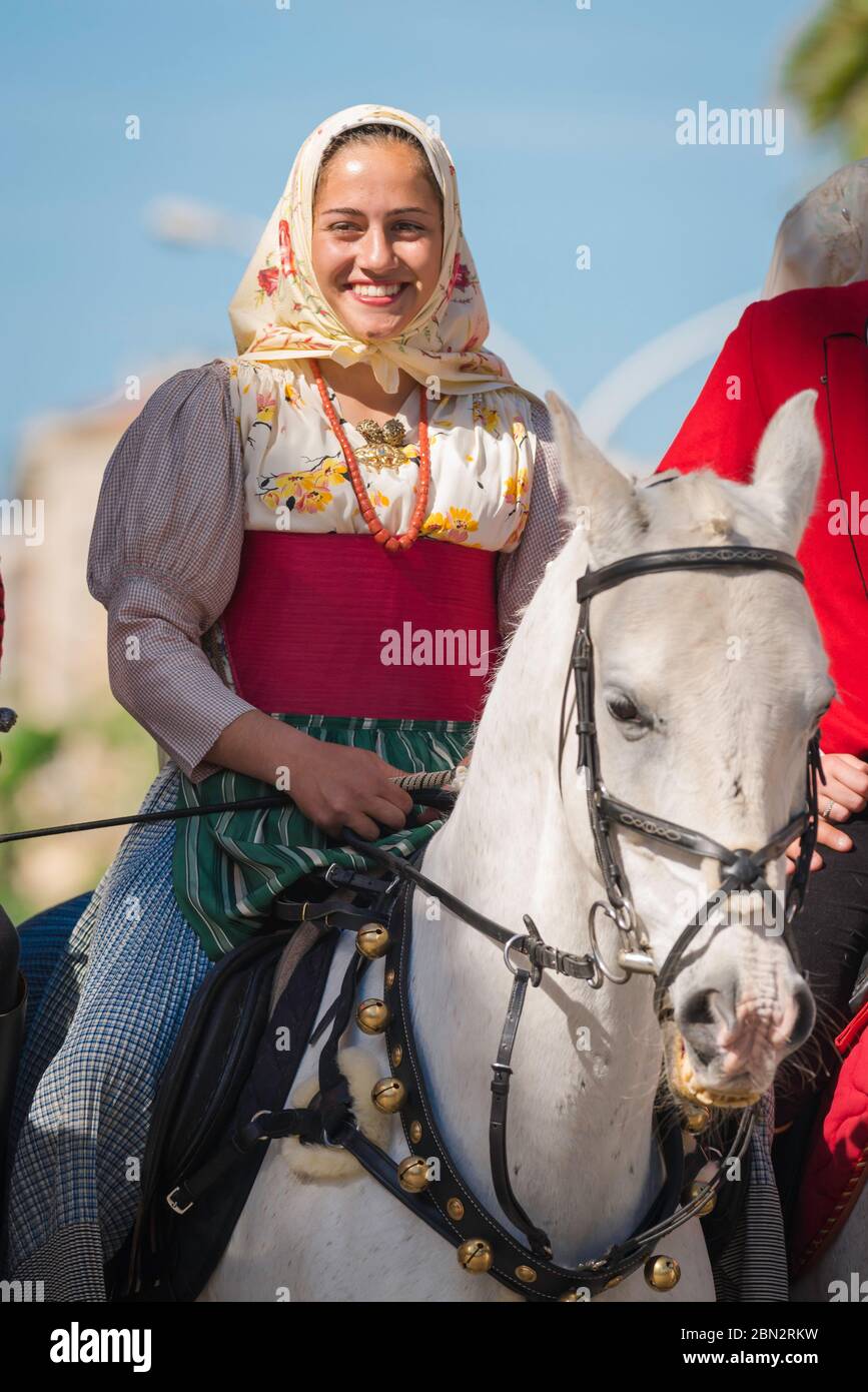 Sardaigne, portrait d'une jeune femme en costume traditionnel et à cheval dans la grande procession du festival Cavalcata, Sassari, Sardaigne. Banque D'Images