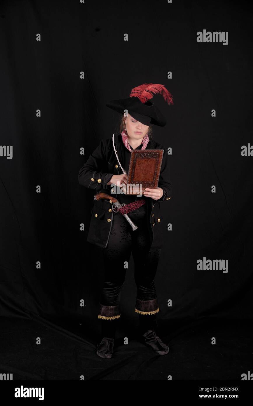 fille de caraïbes pirate dans le fond noir regarder l'appareil photo Banque D'Images