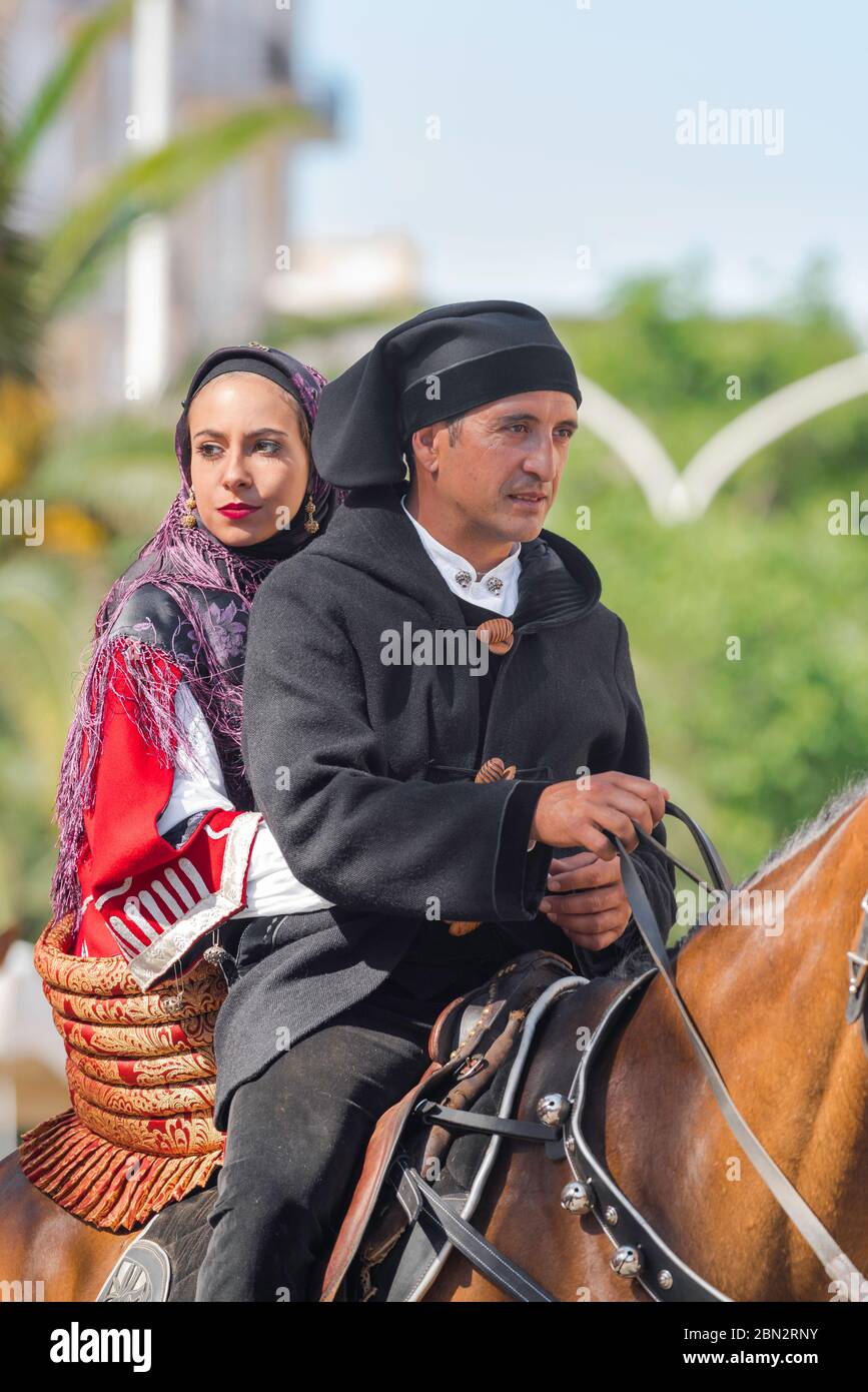 Fête de la Sardaigne, portrait d'un couple vêtu de costumes traditionnels dans la grande procession du festival de Cavalcata à Sassari, Sardaigne. Banque D'Images