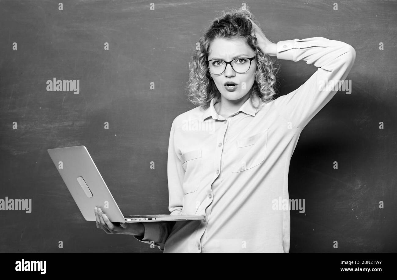 Étudier en ligne. Étudiant de la tige. L'informatique et la programmation. L'école en ligne. Travail à distance. Ordinateur portable enseignant tableau recherche d'informations de fond. Ordinateur portable femme surf internet. Cours en ligne de l'enseignement. Banque D'Images