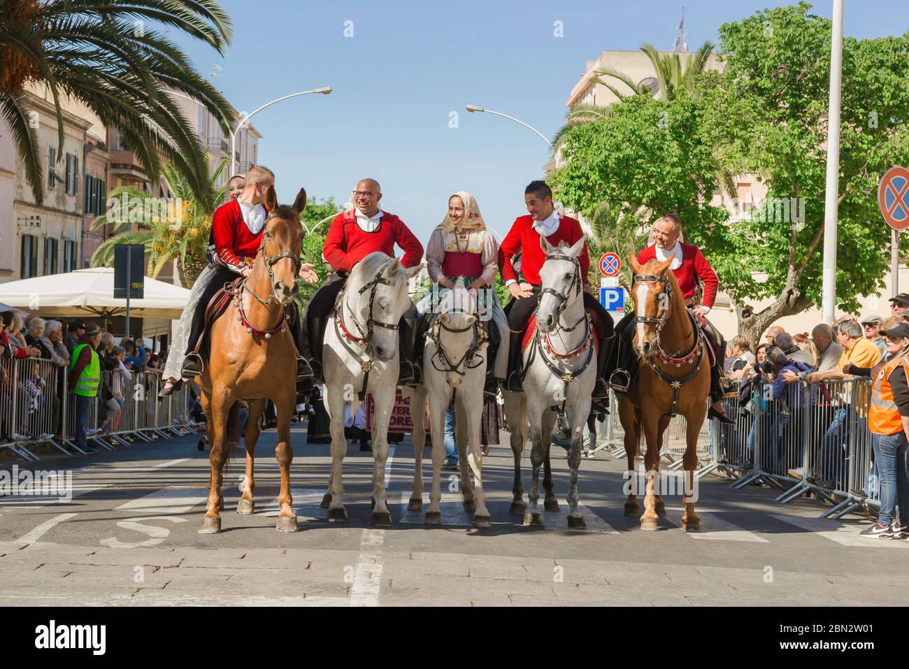 Fête de la Sardaigne Cavalcata Sarda, Sardes en costume traditionnel, montez à cheval sur la grande procession du festival de Cavalcata, Sassari. Banque D'Images