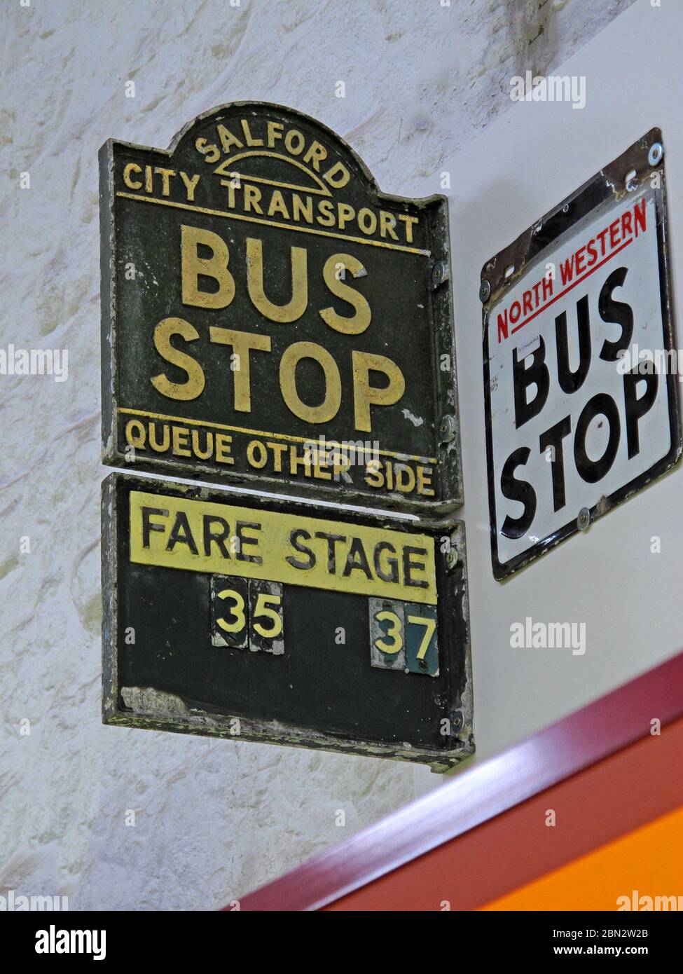 Salford City transport , Arrêt de bus, File d'attente autre côté, Fare Stage,35,37,plus,Nord-Ouest,Arrêt de bus Banque D'Images