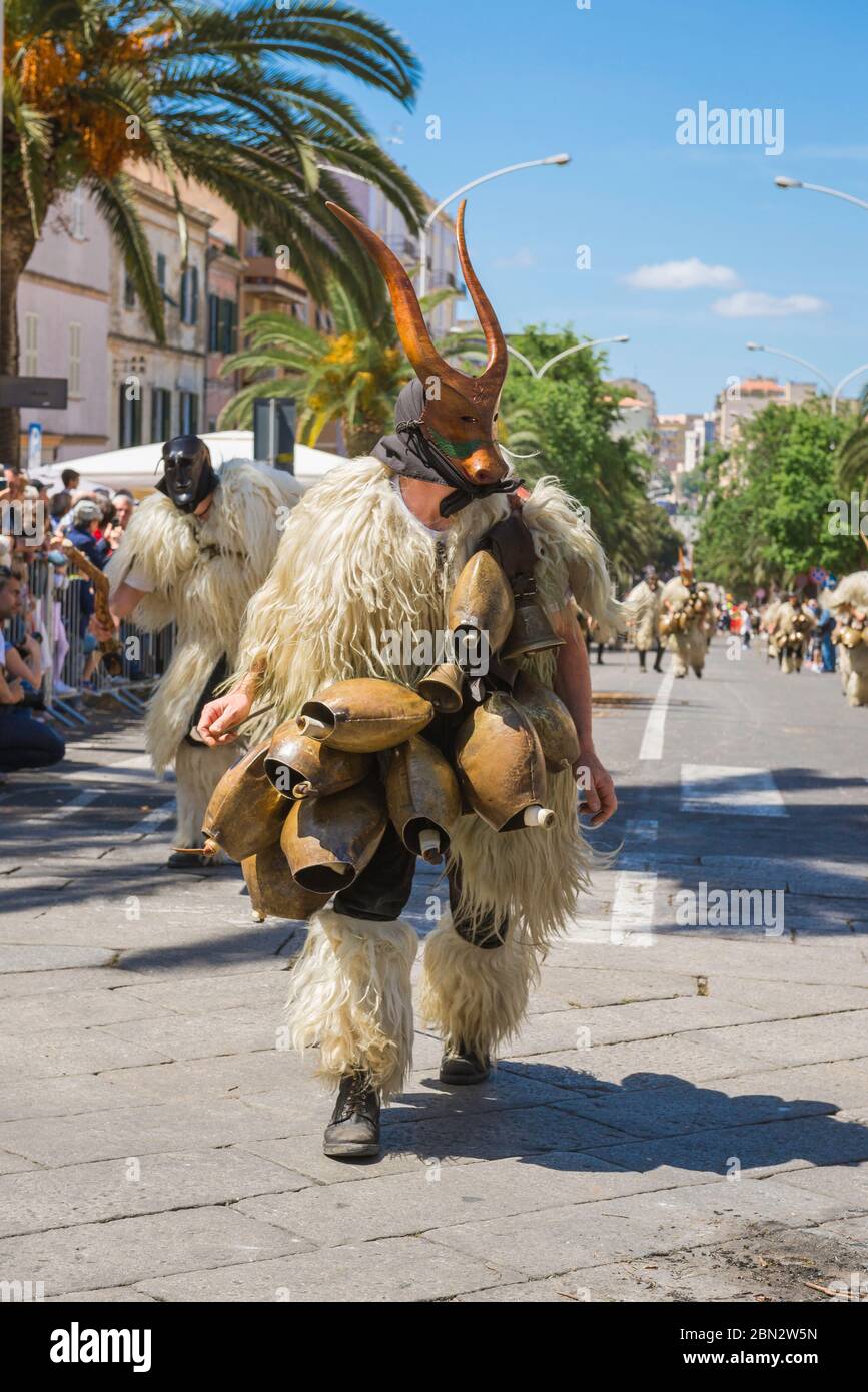 Le festival folklorique de Sardaigne, un homme habillé comme une BoE - une  figure traditionnelle masquée en peau de mouton et cloches, participe au  festival de Cavalcata, Sassari Photo Stock - Alamy