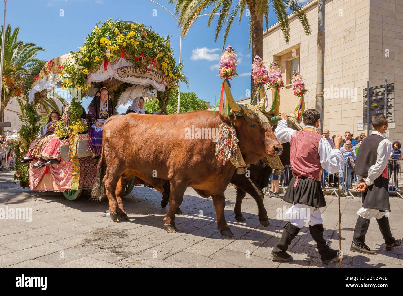 Fête de la Sardaigne, vue sur un richement décoré de charrette traditionnelle à bullock qui traverse le centre de Sassari dans le festival de Cavalcata, Sardaigne. Banque D'Images