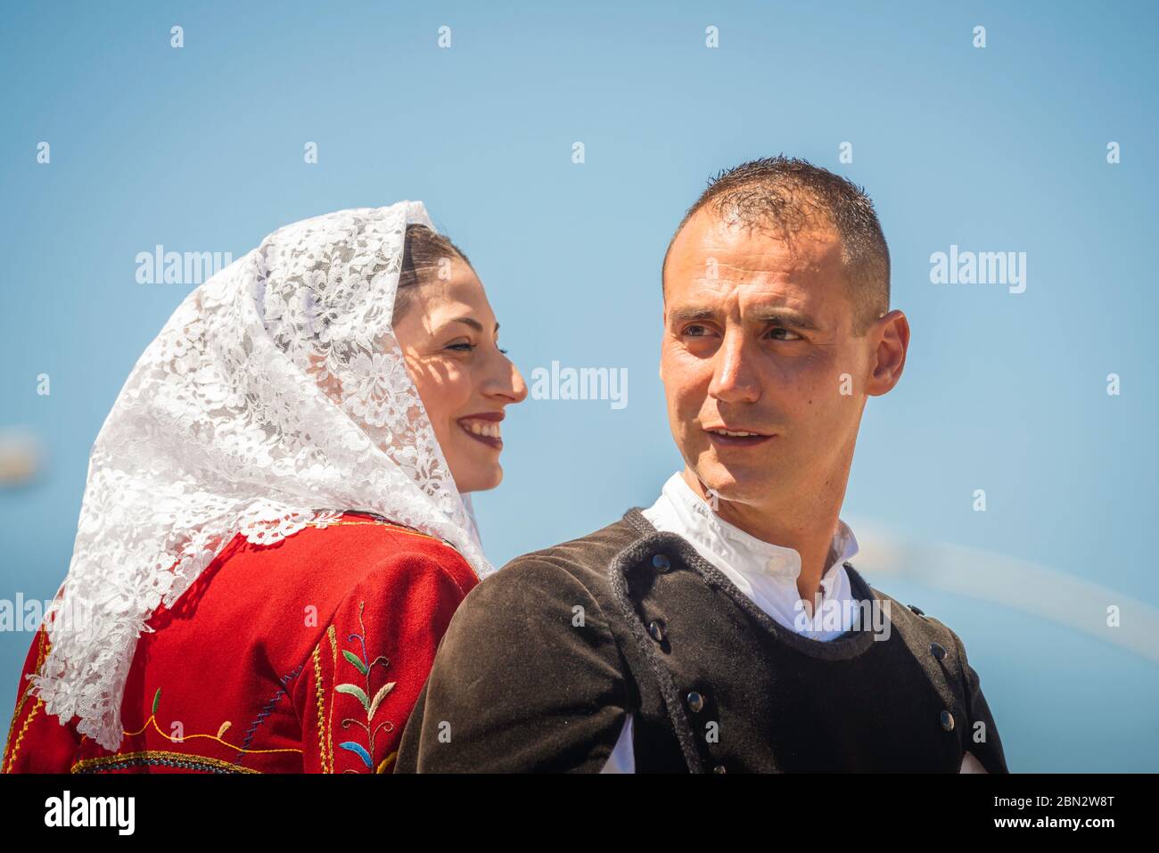 Portrait d'un jeune couple à cheval sur l'ensemble portant des costumes traditionnels dans le défilé de la Cavalcata Sarda à Sassari, Sardaigne festival Banque D'Images