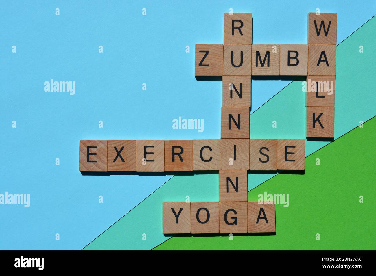 Exercice, course, Yoga, Zumba, Marche, mots croisés isolés sur fond coloré Banque D'Images