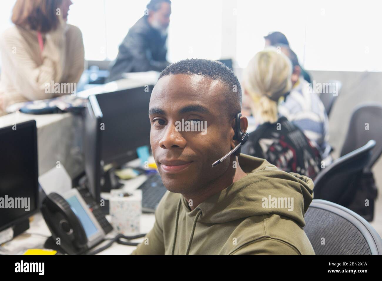 Portrait homme confiant représentant de centre d'appels au bureau Banque D'Images