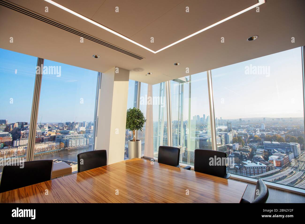 Salle de conférence en coin avec vue panoramique sur la ville, Londres, Royaume-Uni Banque D'Images