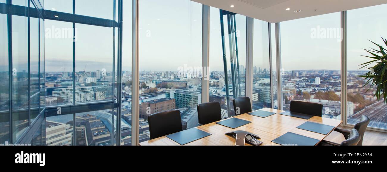 Salle de conférence moderne avec vue sur le paysage urbain, Londres, Royaume-Uni Banque D'Images