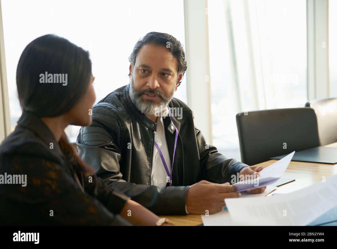 Les gens d'affaires discussing paperwork dans la salle de conférence réunion Banque D'Images