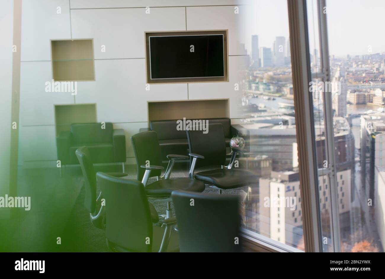 Chaises en cercle dans la salle de conférence moderne Banque D'Images