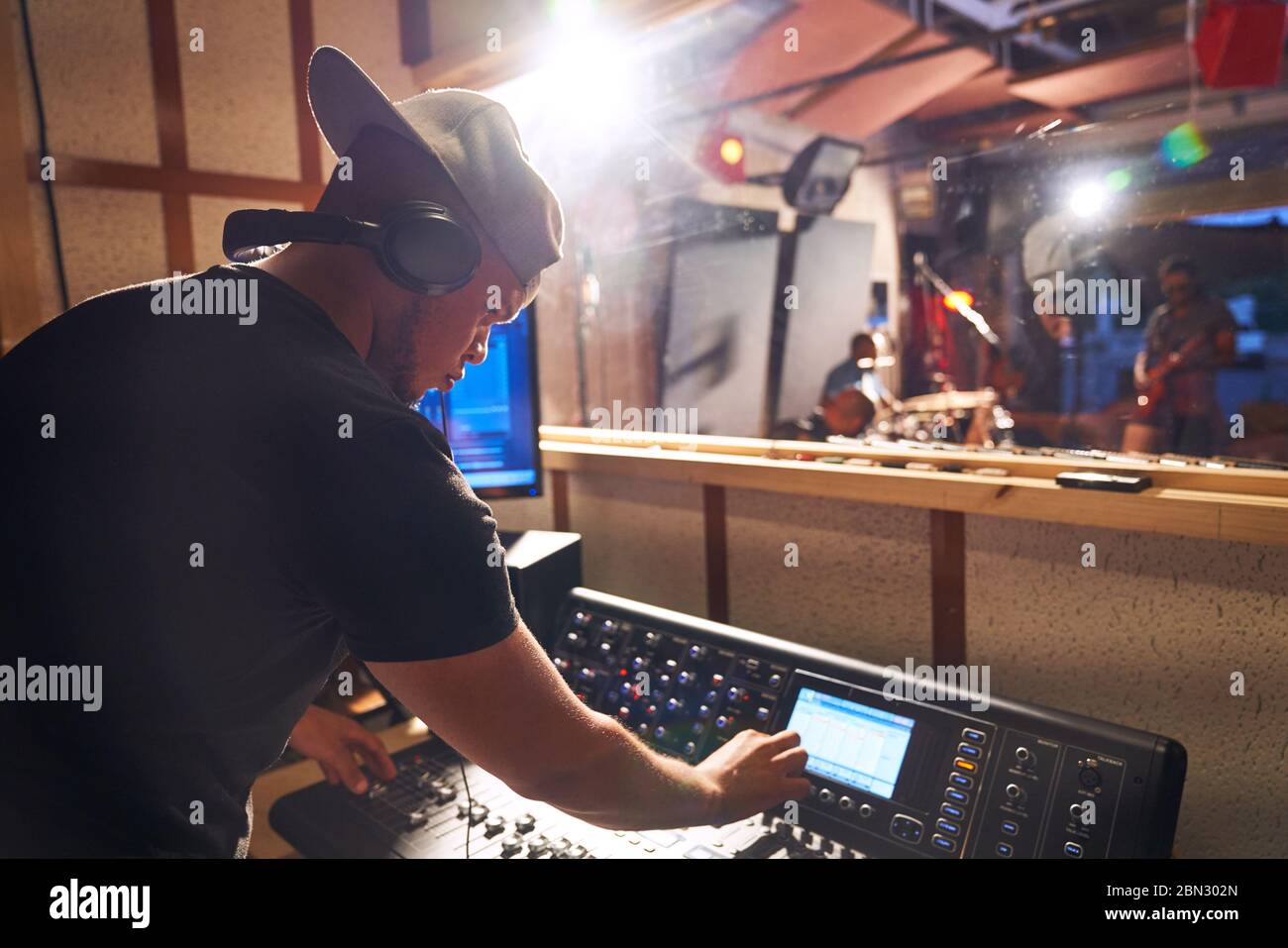 Homme travaillant à la carte son dans un studio d'enregistrement de musique Banque D'Images