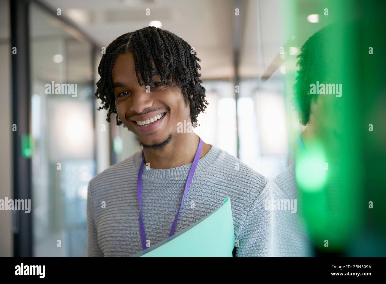 Portrait confiant homme d'affaires heureux au bureau Banque D'Images