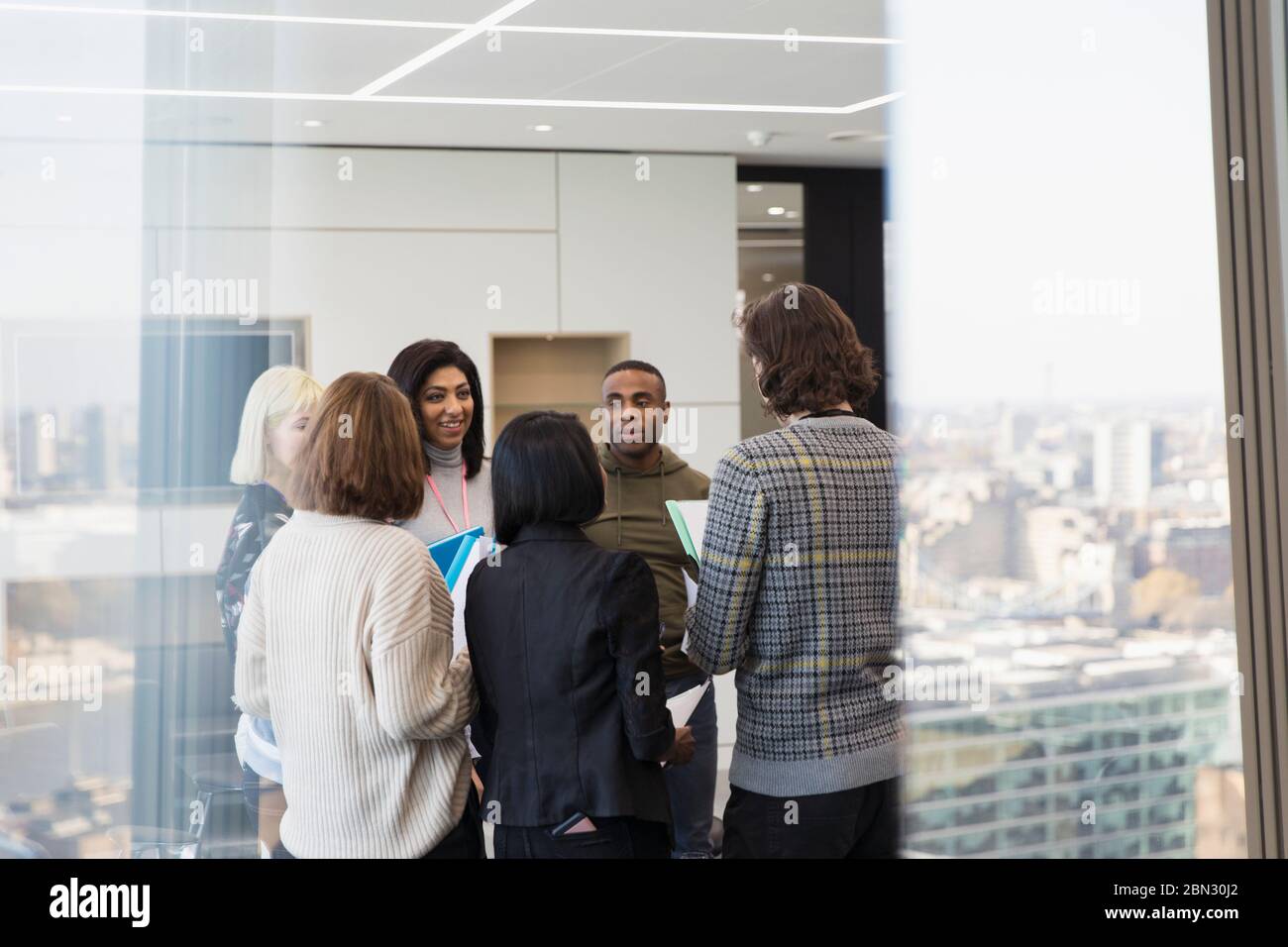 Les gens d'affaires parlent dans les réunions de bureau en milieu urbain Banque D'Images