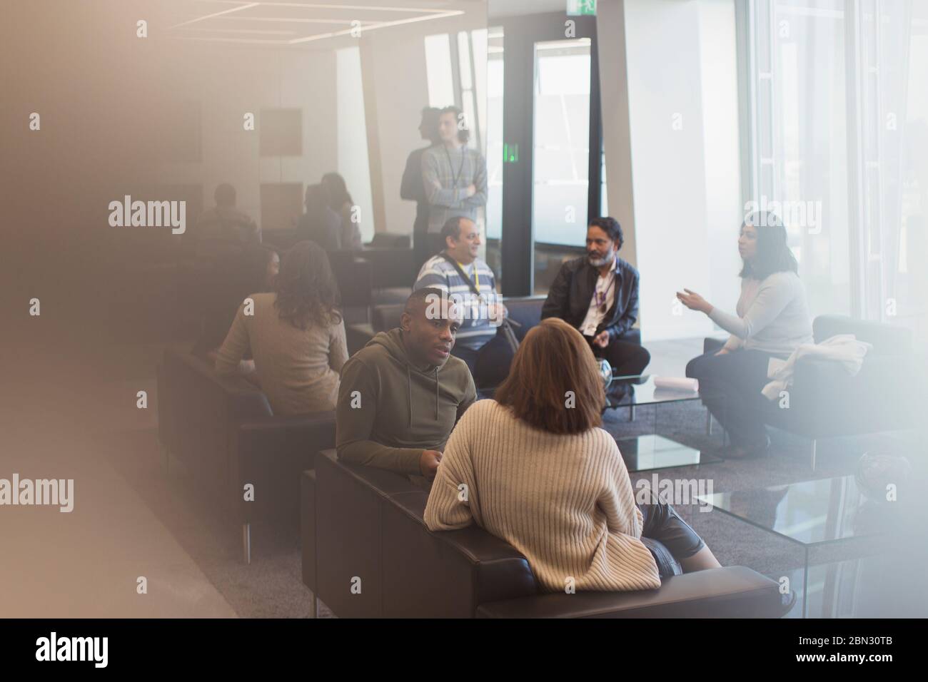 Business people talking in office lounge Banque D'Images