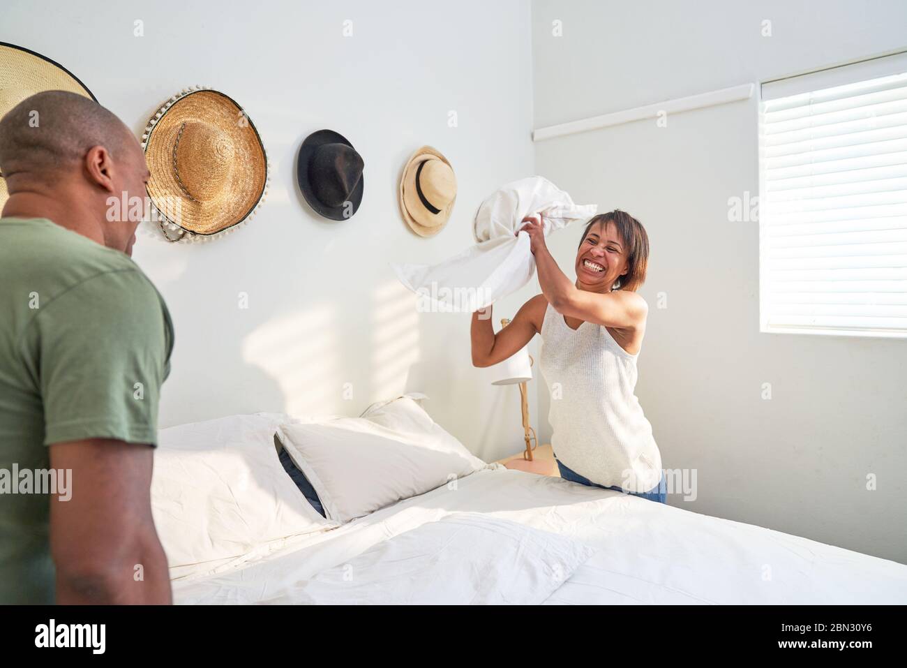 Couple joueur faisant lit dans la chambre Banque D'Images