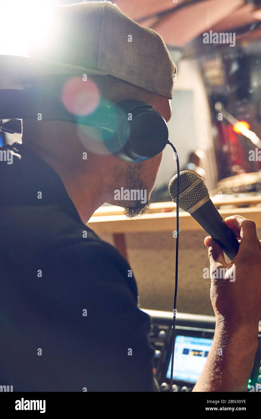 Producteur de musique masculin avec microphone dans le studio d'enregistrement Banque D'Images