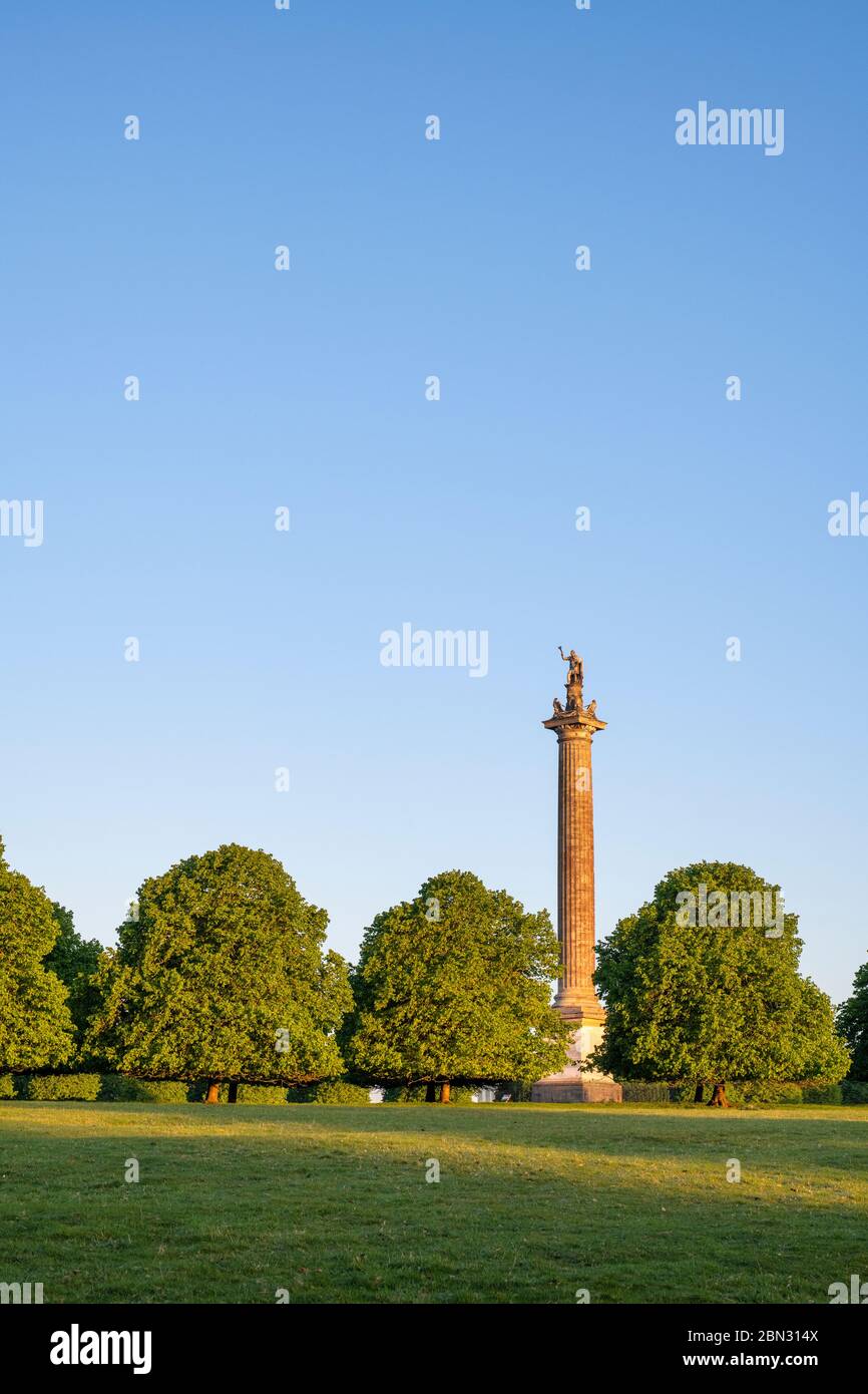 Colonne de victoire au lever du soleil au printemps. Blenheim Palace Park, Woodstock, Oxfordshire, Angleterre Banque D'Images