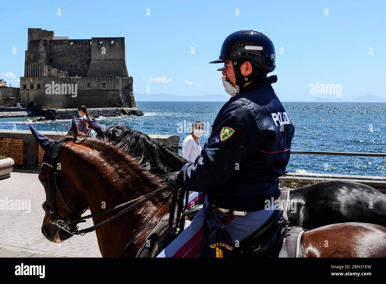 La police montée patrouille la promenade du front de mer au milieu de la crise du coronavirus (COVID-19), à Naples. L'Italie commence à mettre fin à un confinement à l'échelle nationale en raison de la propagation du coronavirus. Banque D'Images