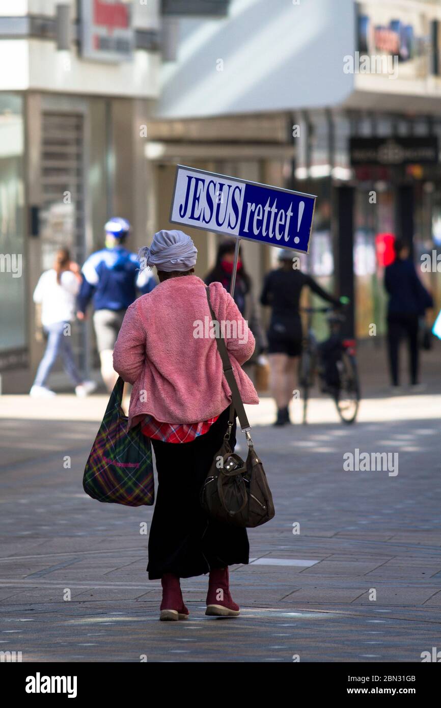 Femme avec le signe 'Jesus Savs' dans la zone piétonne Westenhellweg, Dortmund, Allemagne. Frau mit 'Jesus rettet' Schild in der Fussgaengerzone Westenhe Banque D'Images