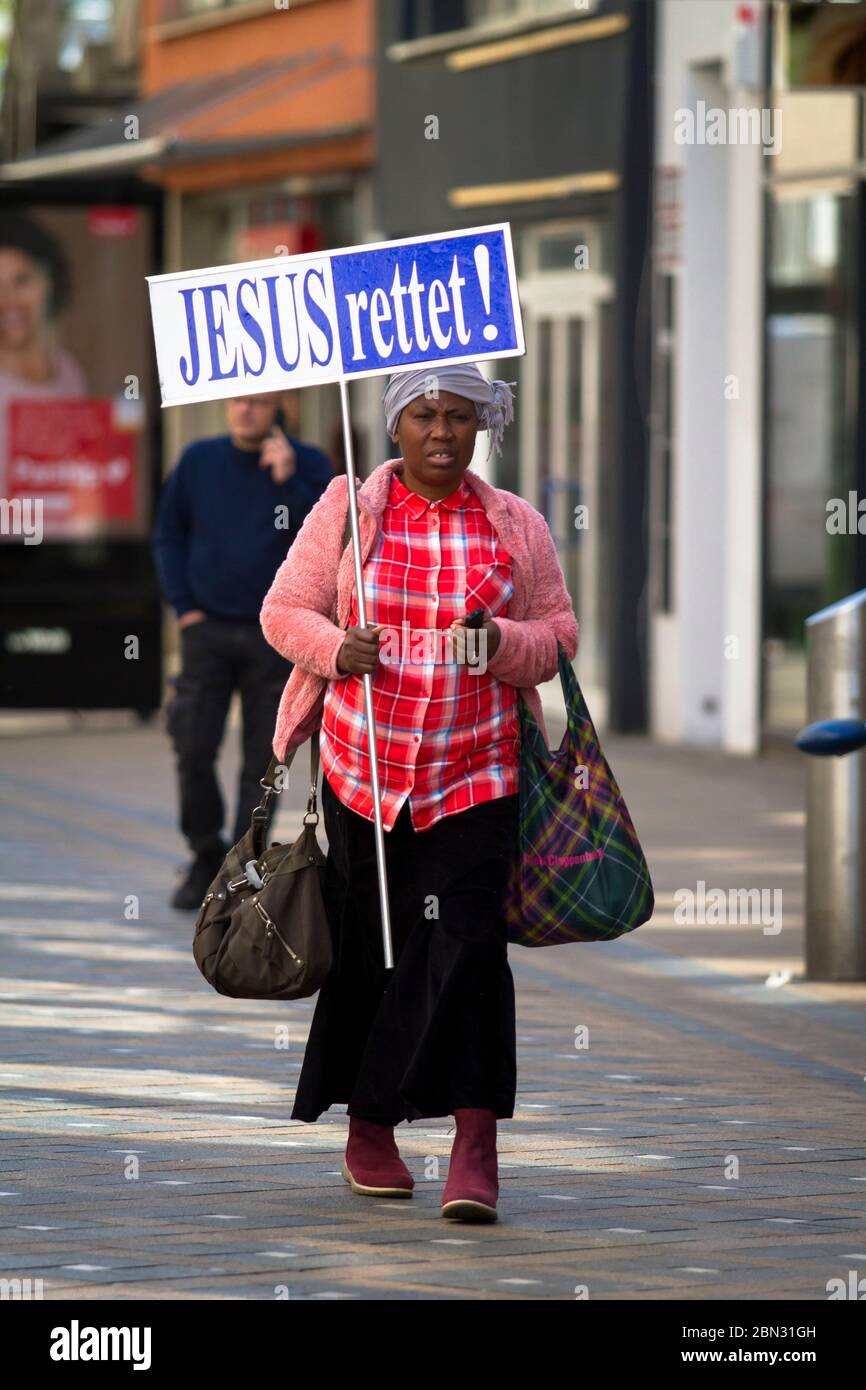 Femme avec le signe 'Jesus Savs' dans la zone piétonne Westenhellweg, Dortmund, Allemagne. Frau mit 'Jesus rettet' Schild in der Fussgaengerzone Westenhe Banque D'Images